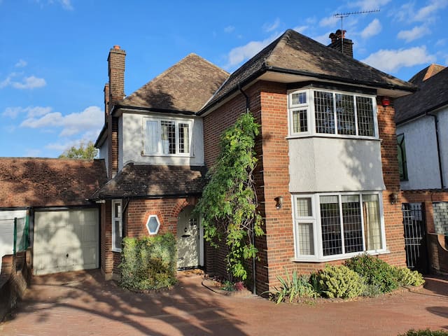 Spacious family house-amazing garden&opposite park