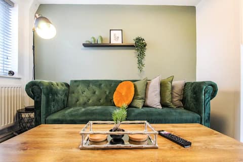 Successful Airbnb property: 2 Bed Townhouse with Parking in Meadows
