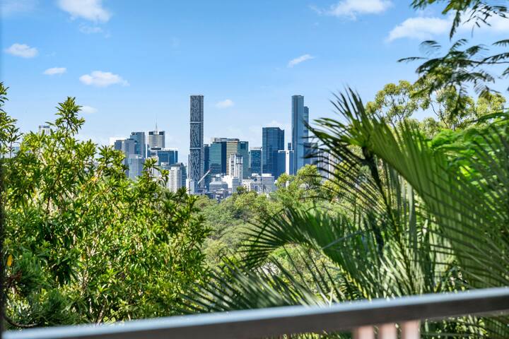 Poppy’s Place! 4Bed/1Bath/2Car/Views/House ~Bardon gallery image 4