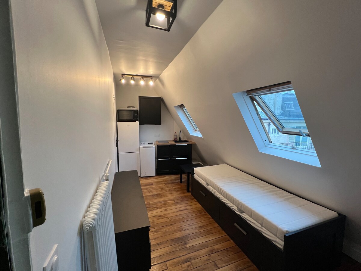 Elegant small studio, mobility lease only Apartments for Rent in