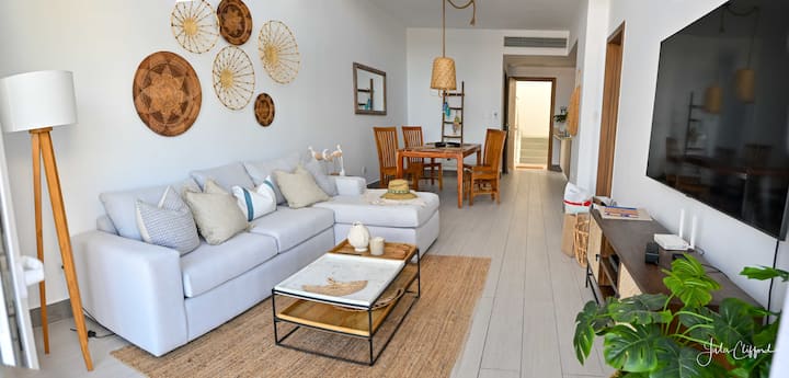 Მისაღები ოთახიდან ოკეანისა და პლაჟის შესანიშნავი ხედი იშლება. Საჭიროებისამებრ, უფასო Wi-Fi, 70 დიუმიანი სმარტ-ტელევიზორი, ჭერის ვენტილატორი და კონდიციონერი. Მოყვება გამოსაწევი საძინებელი დივანი. 