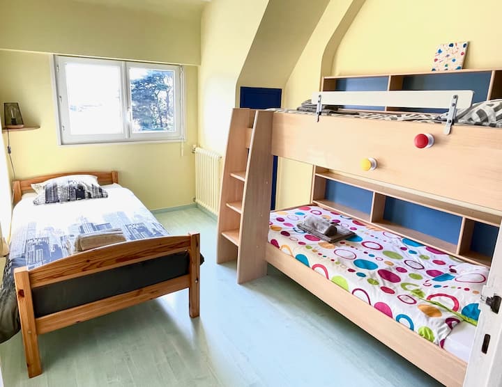 детска соба на 1 кат. 
3 кревета 90×190 см