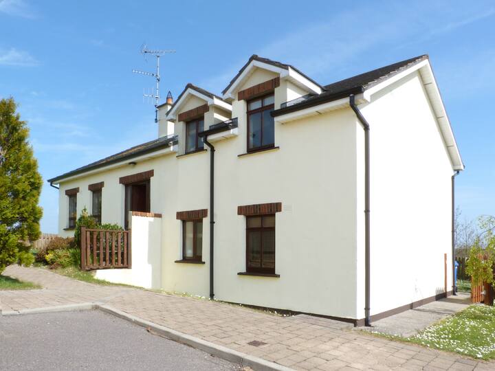 Beautiful home close to the beach Houses for Rent in Kilmuckridge