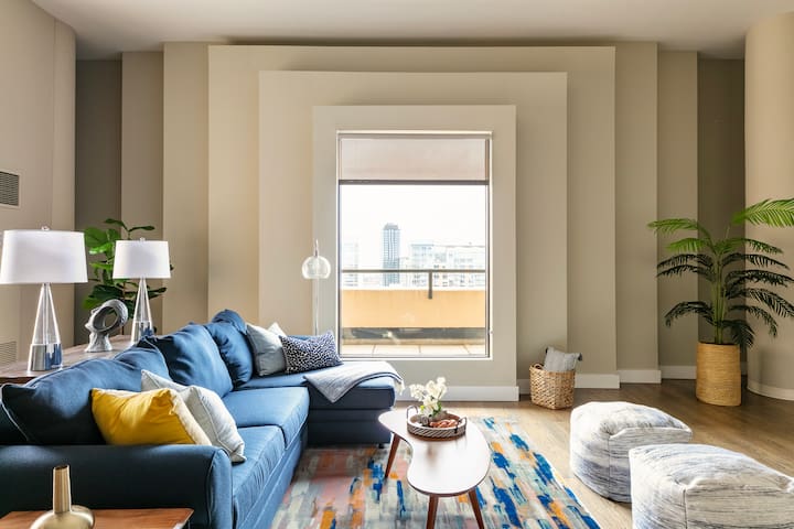 DTown Penthouse 2bd +Parking, Gym, Pvt Patio, Pool