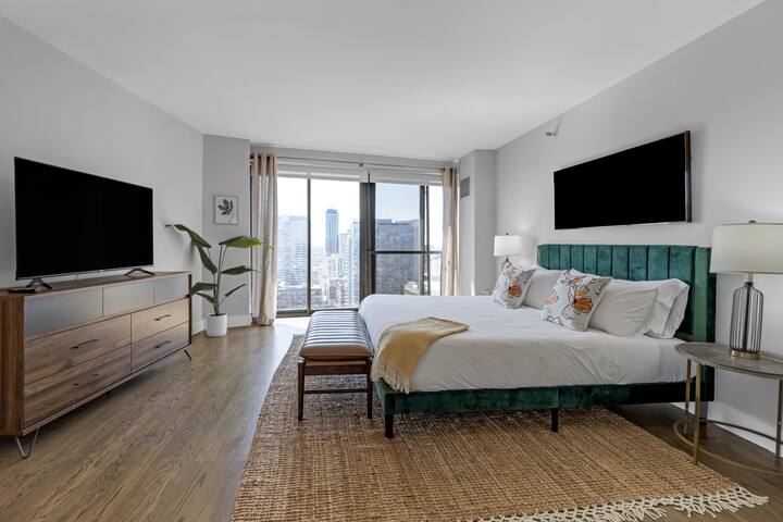 DTown Penthouse 2bd +Parking, Gym, Pvt Patio, Pool gallery image 2