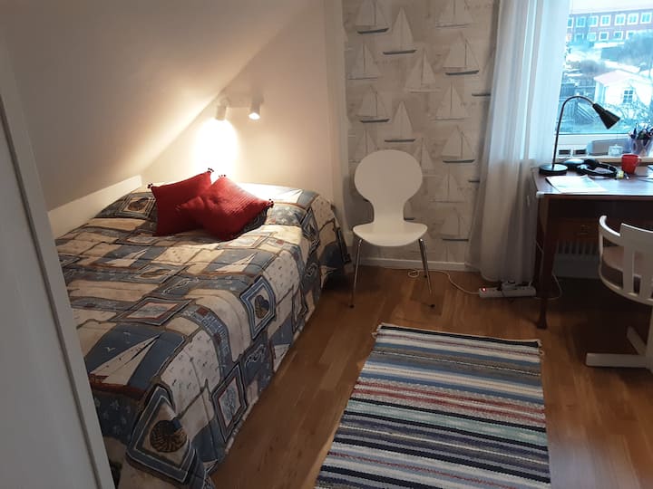 Dormitorio con cama 140 cm / 2 personas