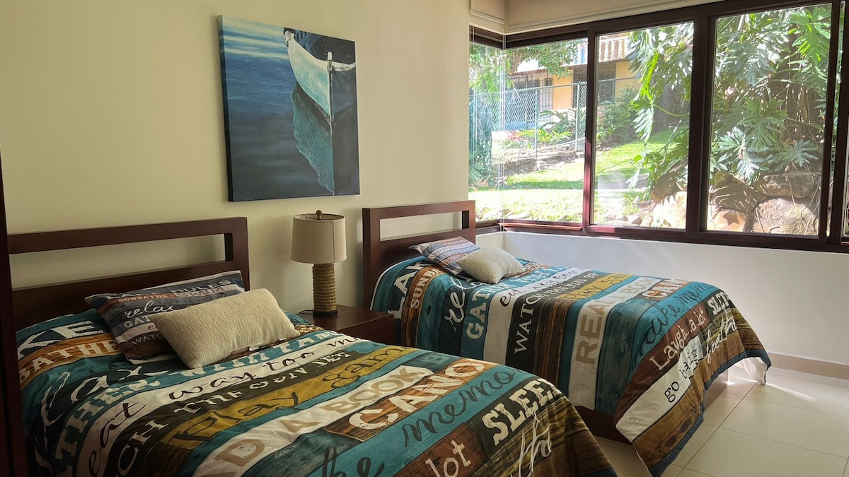 Стая 3 - всяко легло има габета с матрак с две единични легла