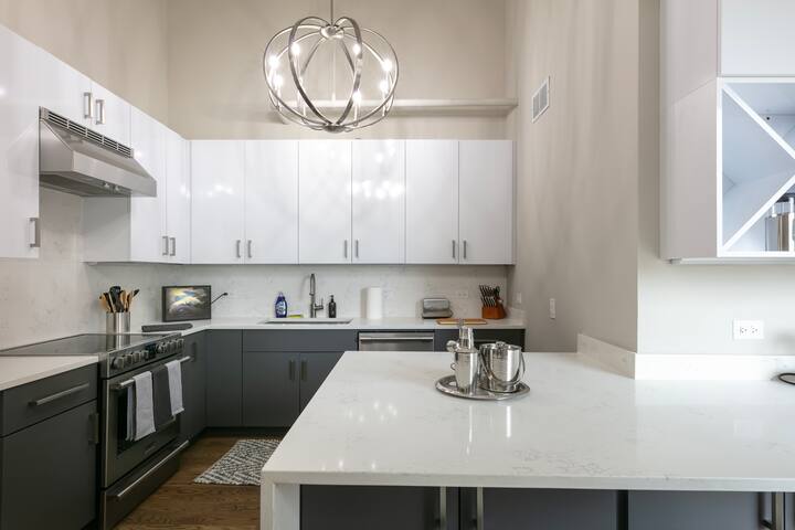 DTown Penthouse – 4bd/4ba (+Parking + Gym + Pool) gallery image 5