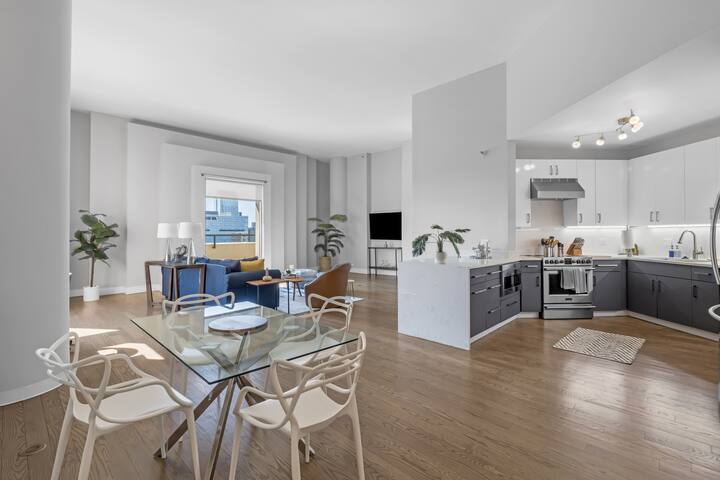 DTown Penthouse – 4bd/4ba (+Parking + Gym + Pool)