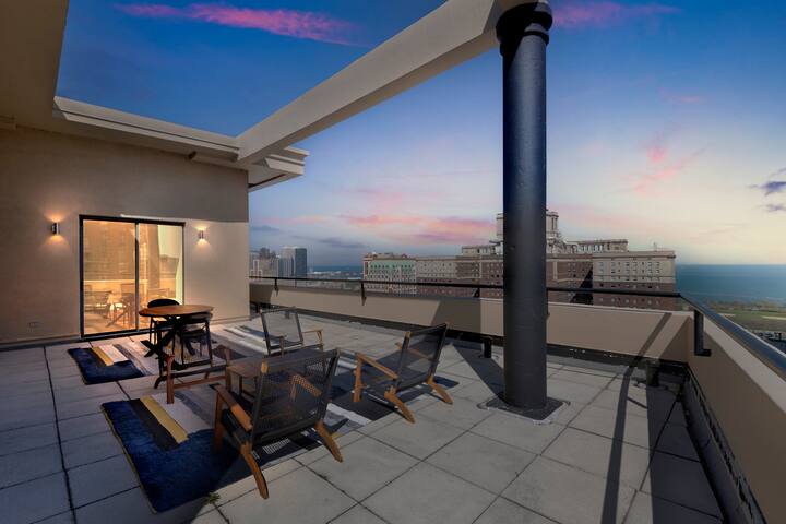 DTown Penthouse – 4bd/4ba (+Parking + Gym + Pool) gallery image 3