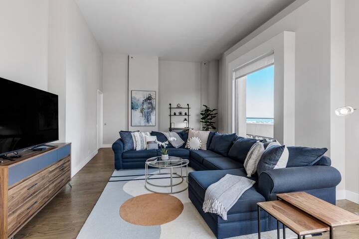 DTown Penthouse – 4bd/4ba (+Parking + Gym + Pool)