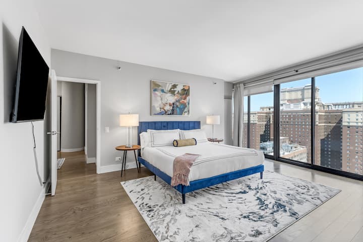 חדר שינה נעים עם מיטת קינג סייז, טלוויזיה חכמה ונוף יפהפה של העיר. 