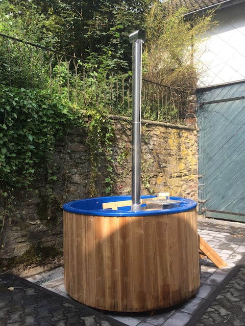 Old villa, hottub/sauna, billiards, table football