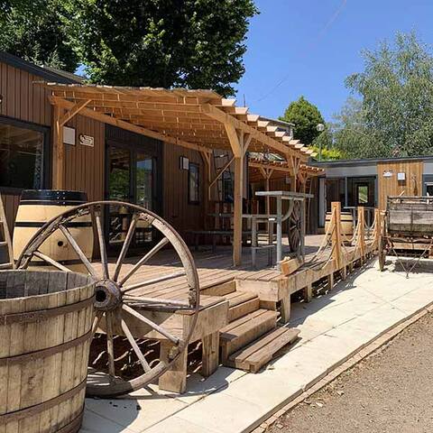 3 Western-themed chalets for 16 people