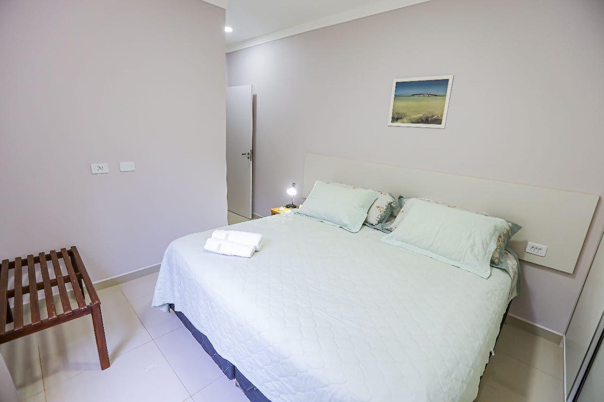 Cama King com cobertores higienizados 