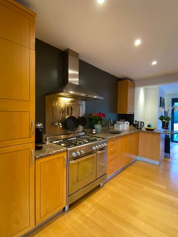 Backing Onto Richmond Park: Stunning 4B House gallery image 4