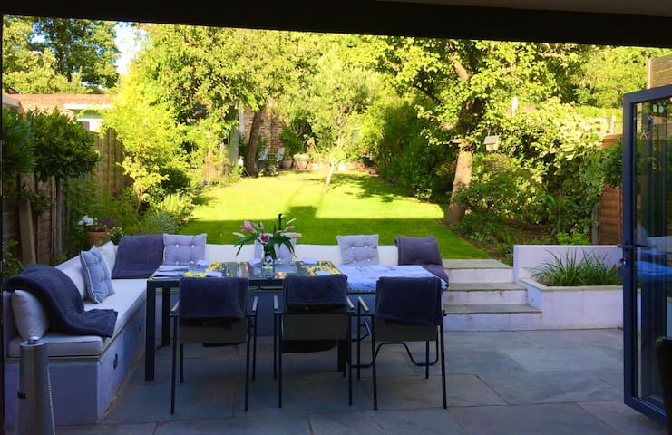 Backing Onto Richmond Park: Stunning 4B House