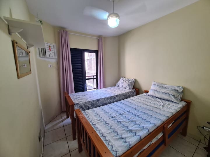 Ოთახი 2 ) 2 ერთადგილიანი საწოლით + კონდიციონერით და აივანზე გასასვლელით