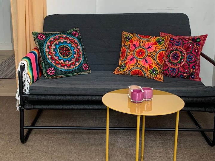 منطقة معيشة صغيرة مع أسرّة. 
سرير أريكة من ايكيا. نموذج حمارن. يمكن تحويل الأريكة بسهولة إلى سرير لشخصين أو اثنين. الأبعاد عرض السرير 120 سم، طول السرير 190 مرتبة رقيقة، لذلك ربما الأفضل للأطفال 