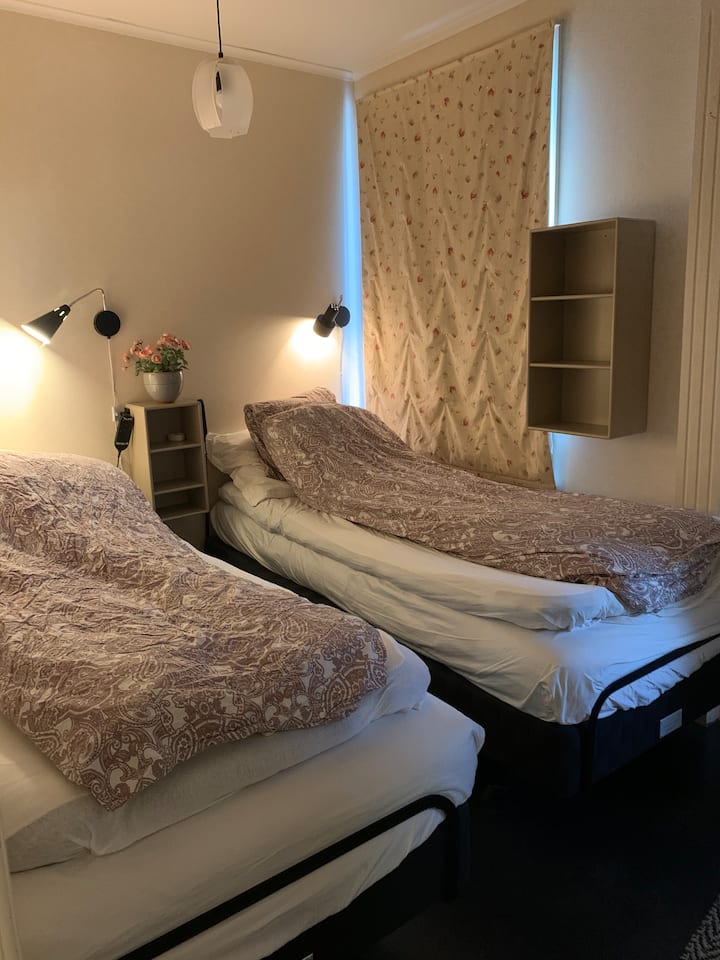 غرفة نوم مع 2 سرير  مع سرير قابل للتعديل. الأبعاد 90X200