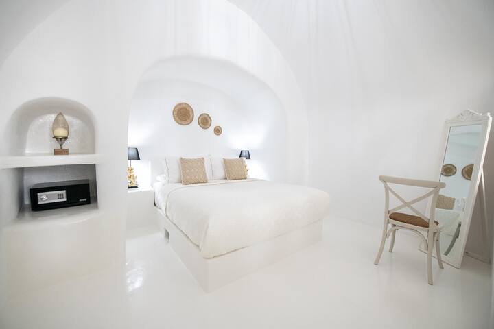 Ambi, Authentic Cycladic Cave Villa | Caldera View gallery image 5