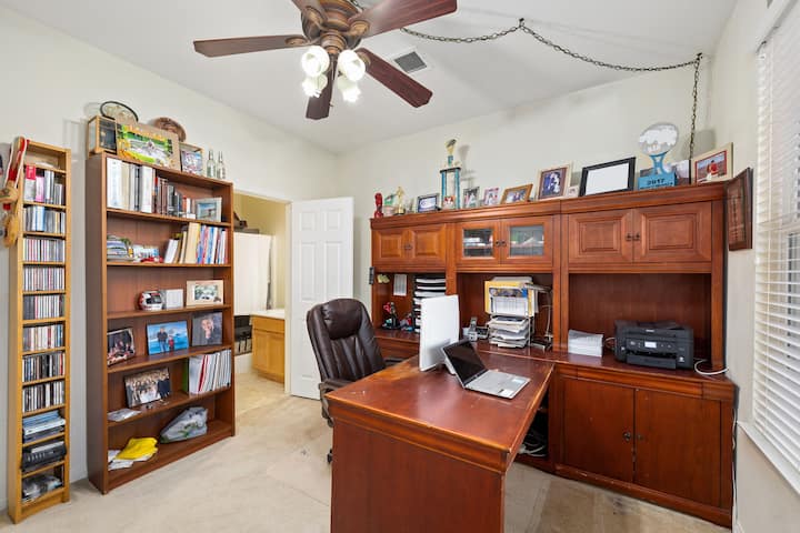 Изглед към офис стая 2