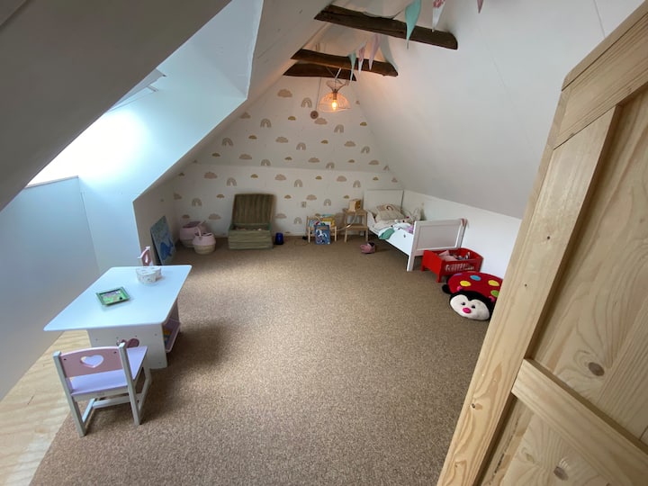 chumba cha kulala kwa ajili ya mtoto chenye uwezekano wa kuongeza kitanda kingine cha mtu mmoja