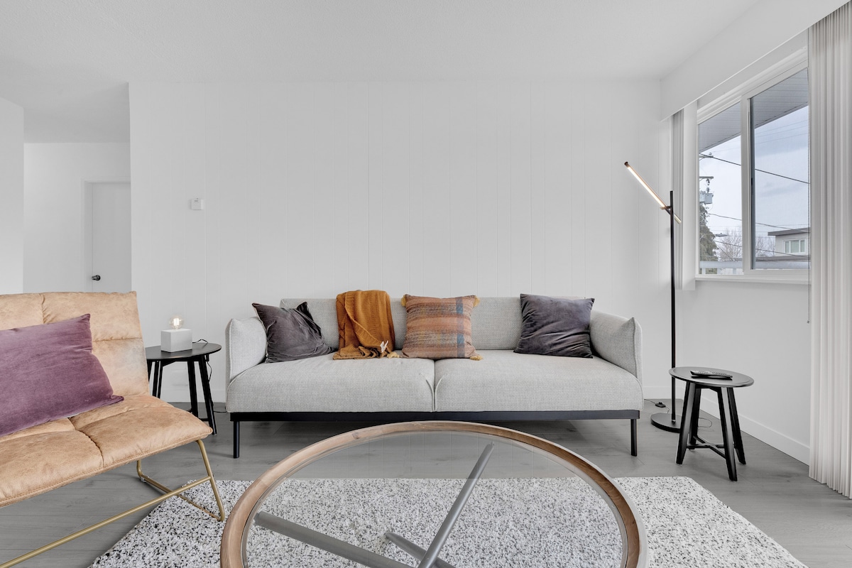 Bright & Cozy Main St. Suite | Central Vancouver