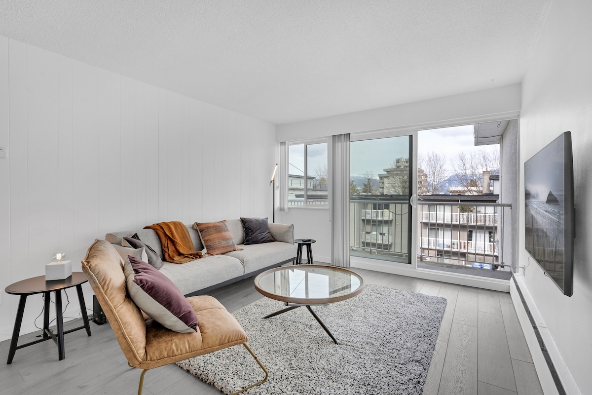 Bright & Cozy Main St. Suite | Central Vancouver
