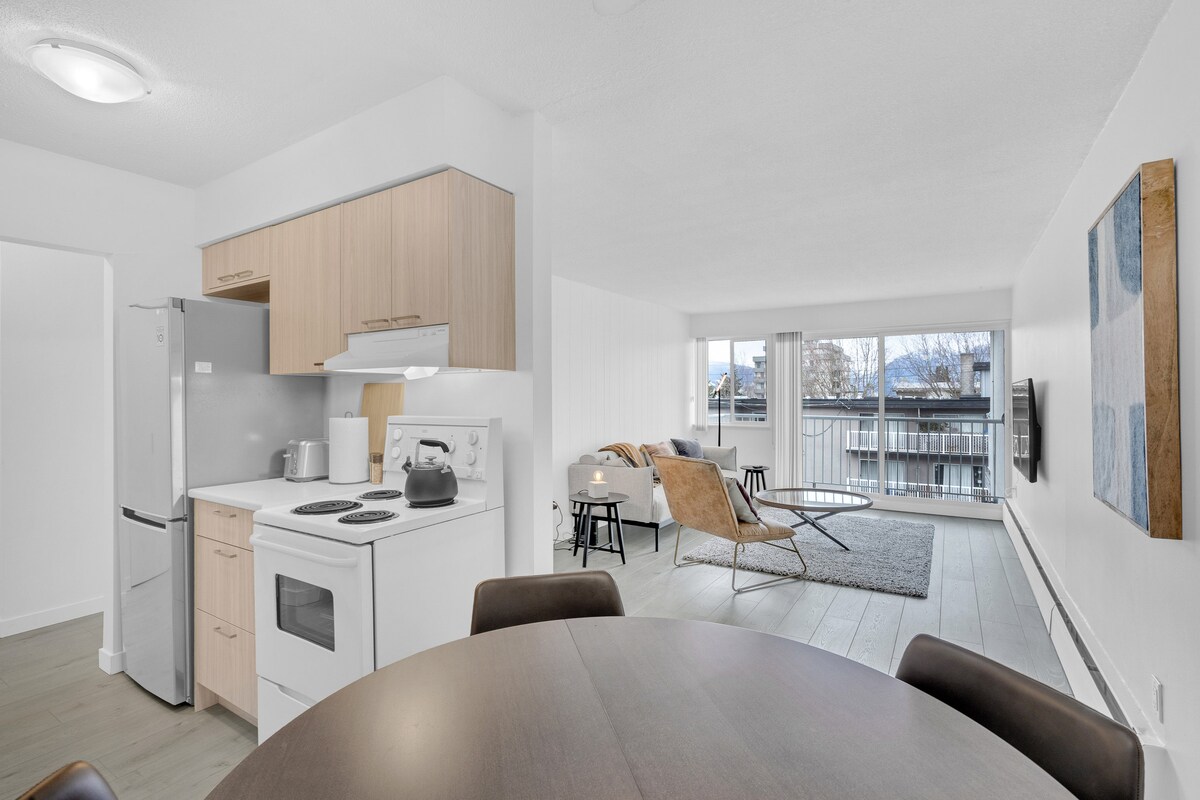 Bright & Cozy Main St. Suite | Central Vancouver