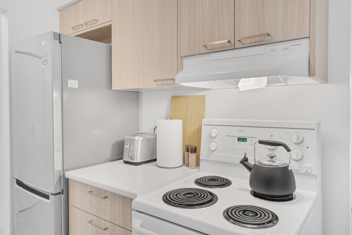 Bright & Cozy Main St. Suite | Central Vancouver