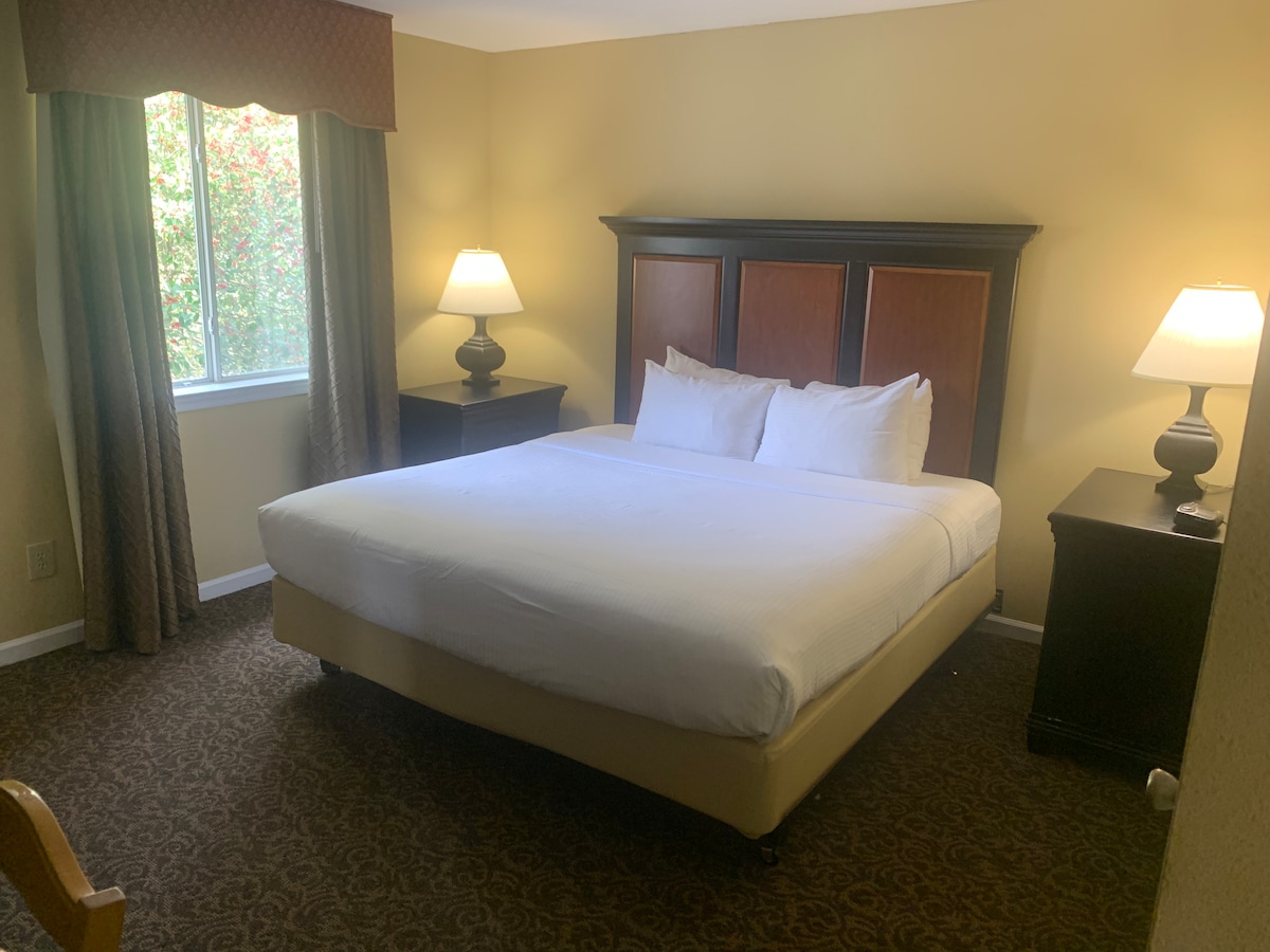 احصل على الكثير من الراحة على سريرك المريح بحجم كينغ في الغرفة الرئيسية.