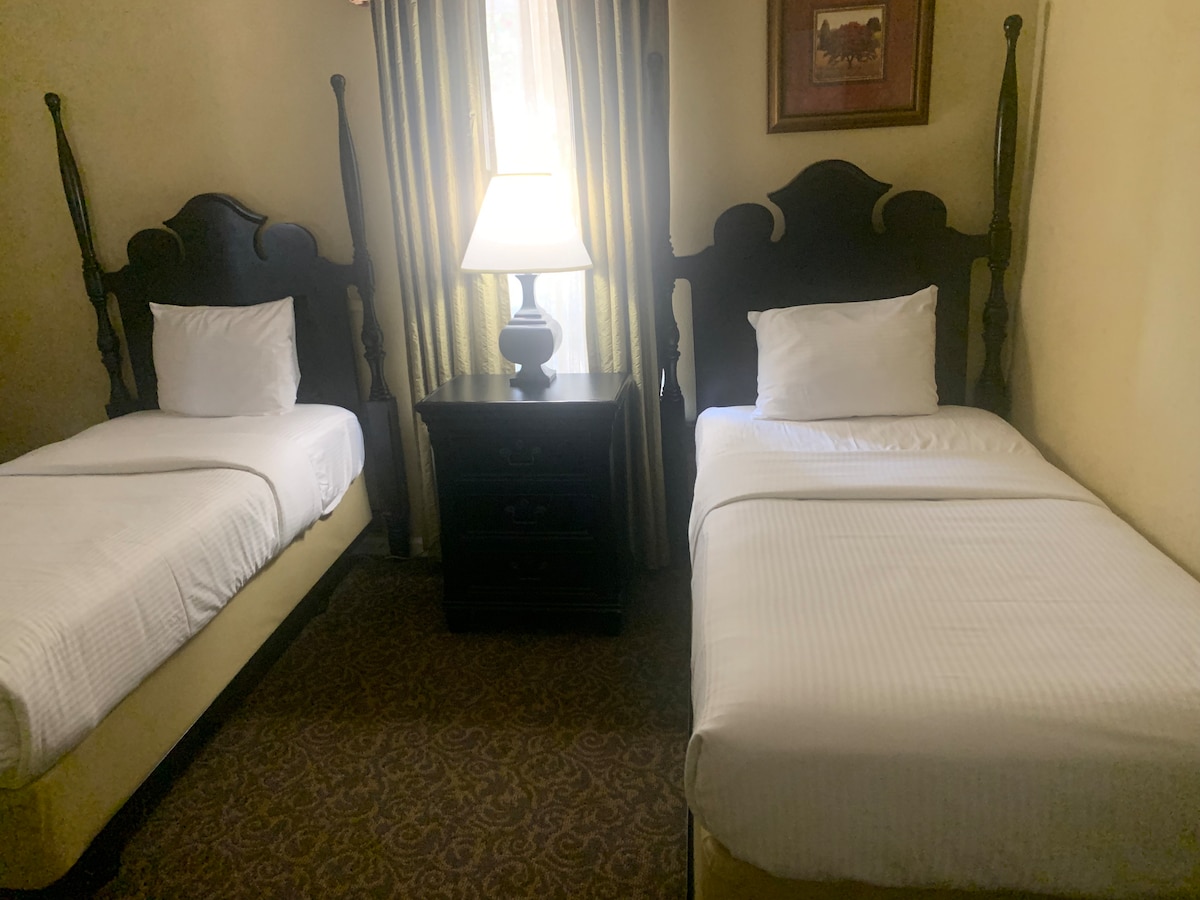 تحتوي غرفة الضيوف الخاصة بك على سريرين مزدوجين.