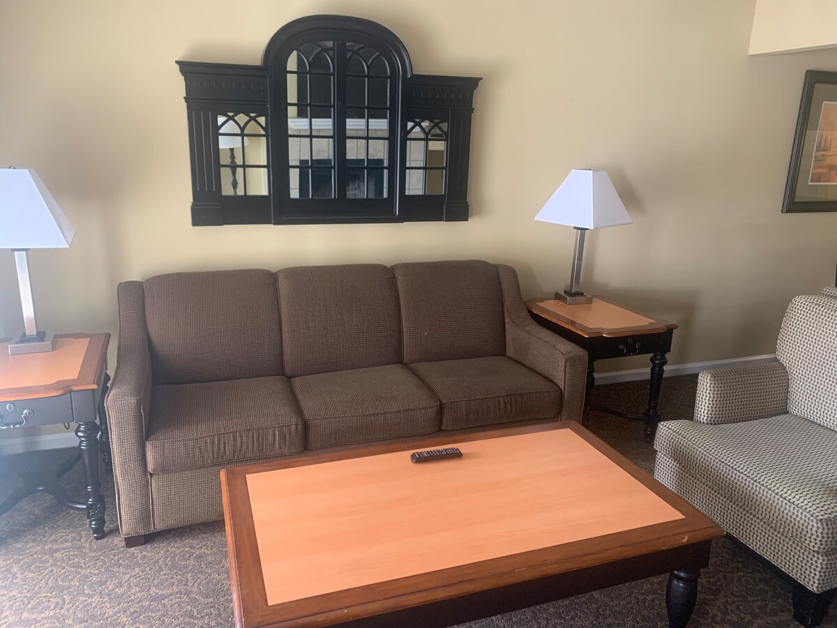 تحتوي كل وحدة 4 BDR على غرفتي معيشة للاسترخاء وكلاهما يتضمن أريكة قابلة للسحب لترتيبات نوم إضافية. 