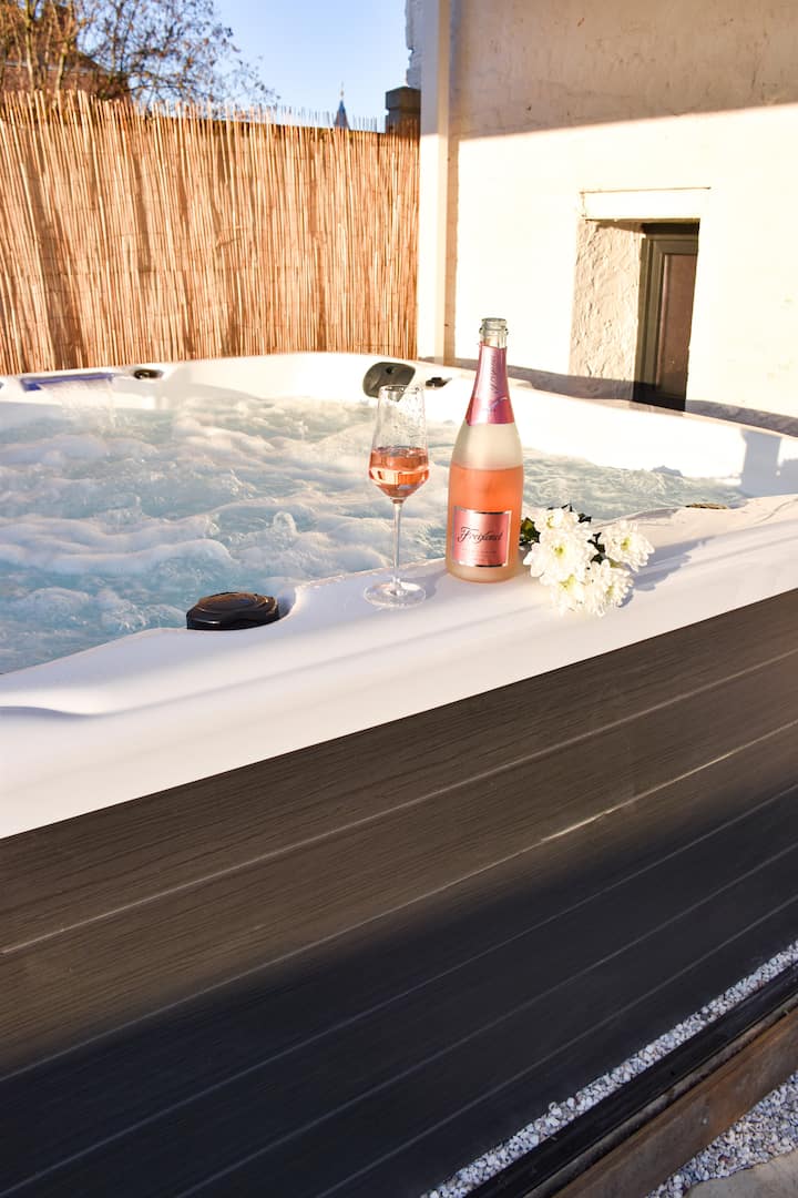 Quiet house with private hot tub
