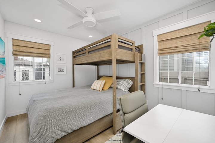 غرفة النوم الثانية مع سريرين مزدوجين فوق سرير كوين.