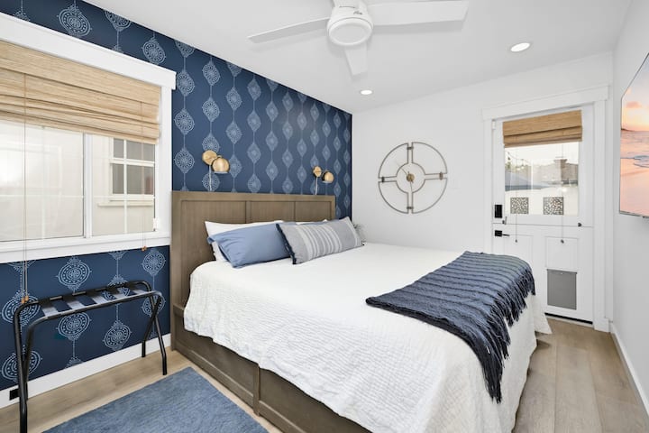 غرفة نوم 1 بسرير كبير وتلفزيون 55 بوصة.