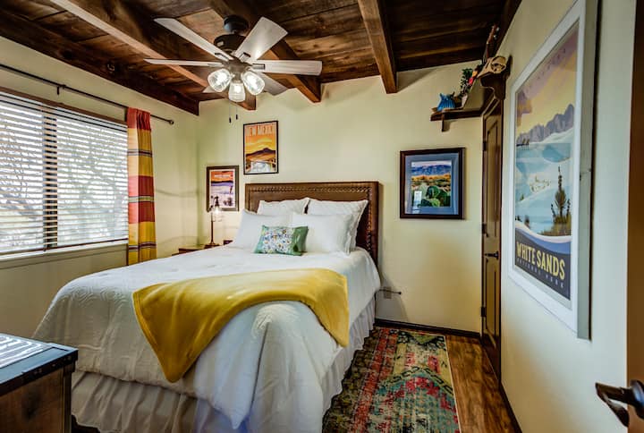 Chumba cha kwanza cha kulala cha mgeni: Kitanda cha starehe cha ukubwa wa malkia na kabati kubwa.