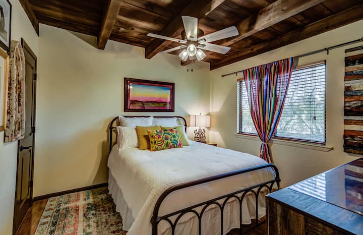 Chumba cha 2 cha kulala cha Mgeni: Kitanda cha ukubwa wa malkia na sehemu ya kutosha ya kabati.