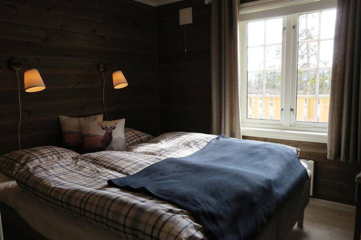 Chambre principale en relation avec la salle de bain principale. Grand et large lit double avec matelas supérieur. 