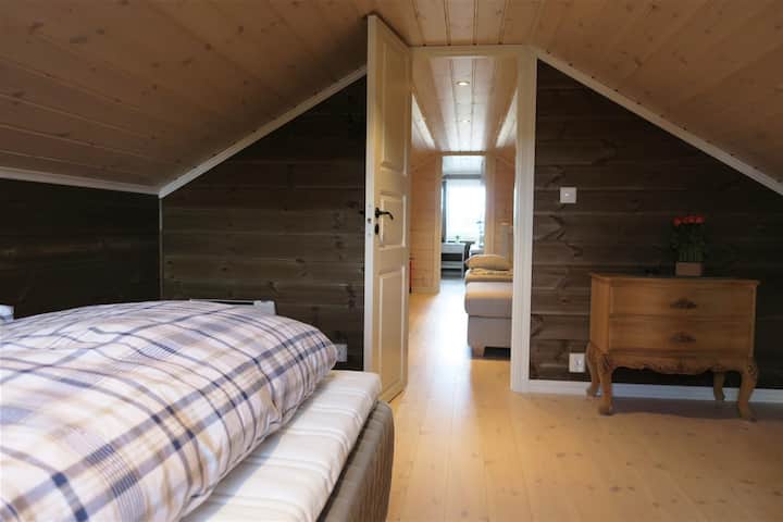 Chambres dans un loft, trois bons lits. 