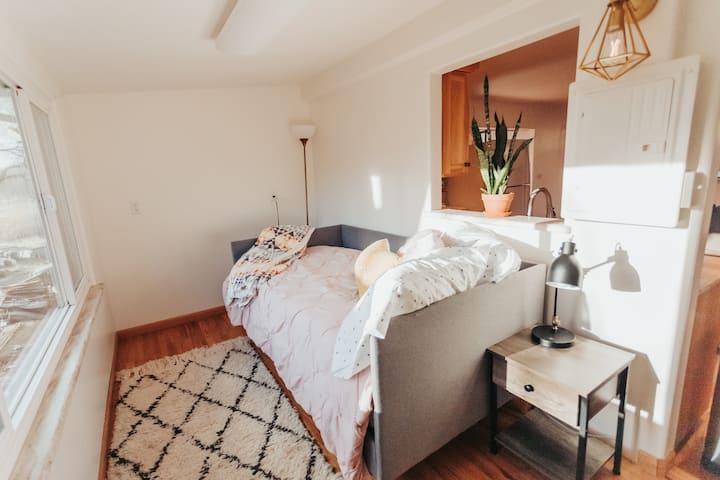 Este pequeño dormitorio está abierto a la sala de estar principal, la gran ventana de 6 pies permite que toneladas de luz lo mantengan luminoso y espacioso.  No hay puerta que la conecte a la cocina ni a la lavandería.