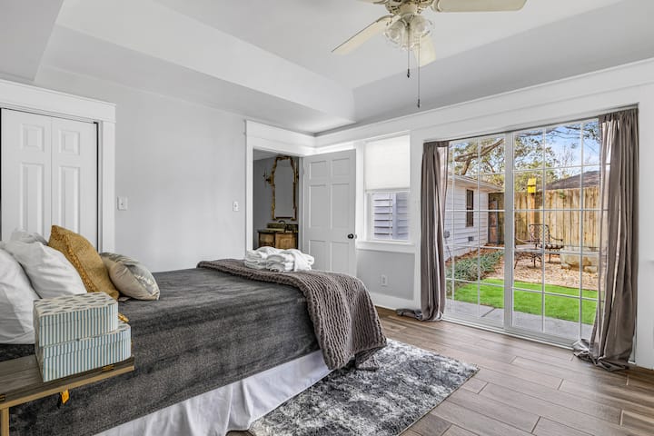 غرفة نوم تضم سرير كوين مع حمام خاص - بدون دش. 