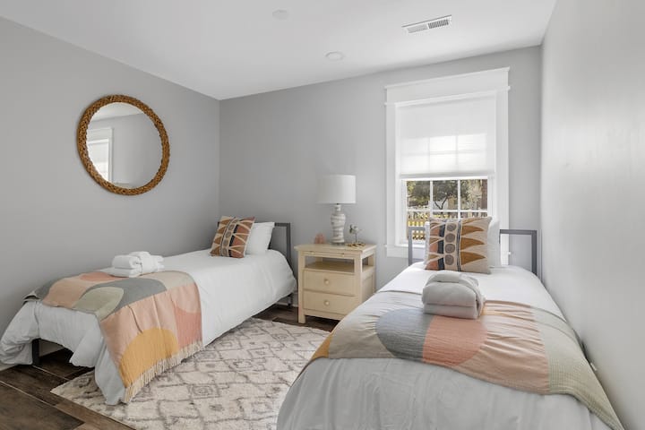 سريرين Xl مزدوجين يمكن تجميعهما معًا لتكوين سرير ملكي. يوجد حمام خاص ودش عبر الرواق