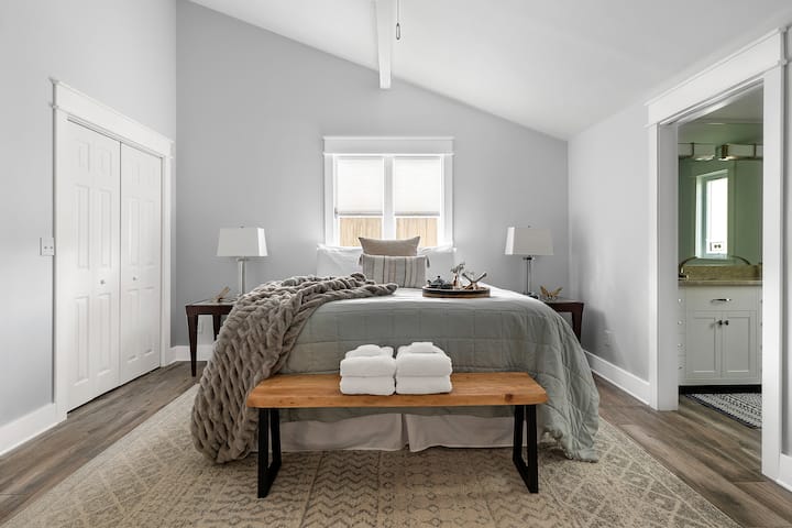 غرفة نوم رئيسية بسرير كبير ومرتبة راقية مع حمام راقي خاص بها