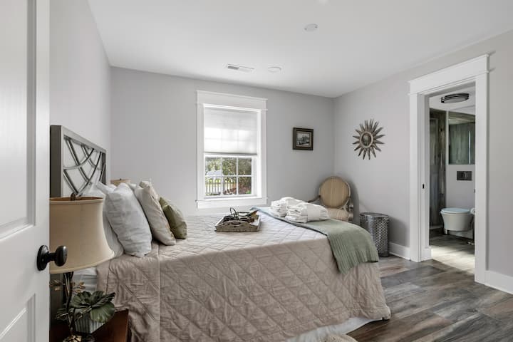 غرفة نوم تضم سرير كوين وحمام خاص ودش