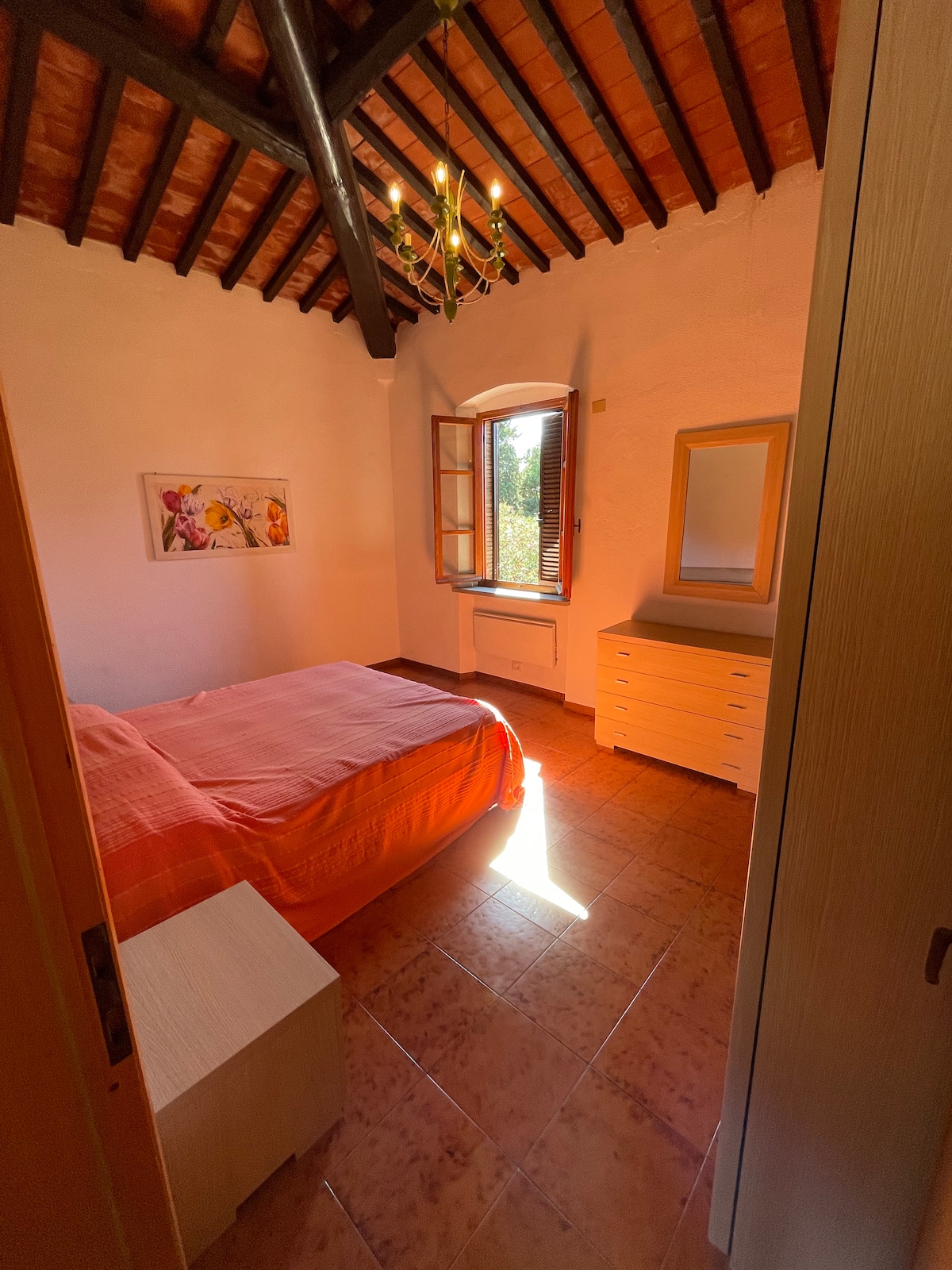 卧室2配有双人床+壁橱6门+床头柜+梳妆台。
可欣赏Maison前面的花园美景。