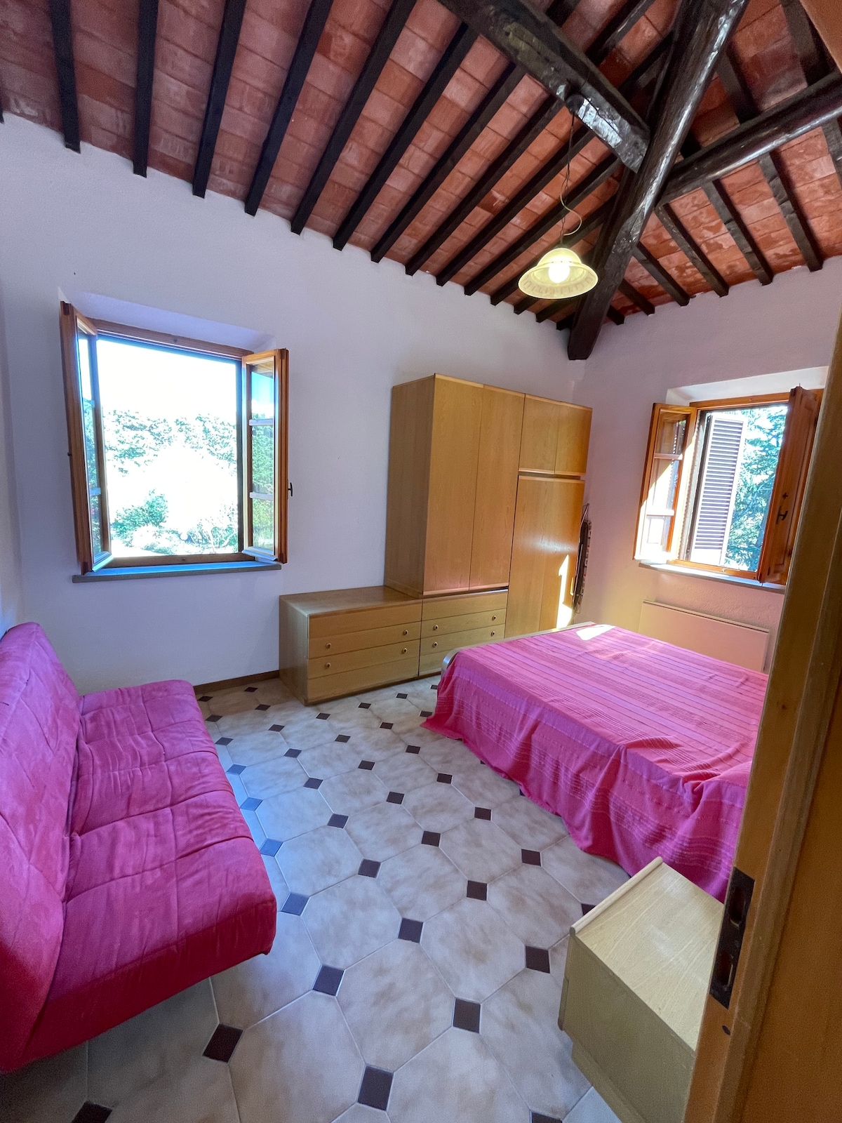 1号卧室配备双人床+衣橱4门+床头柜+梳妆台+沙发床
花园景观Maison的背面和侧面花园美景。