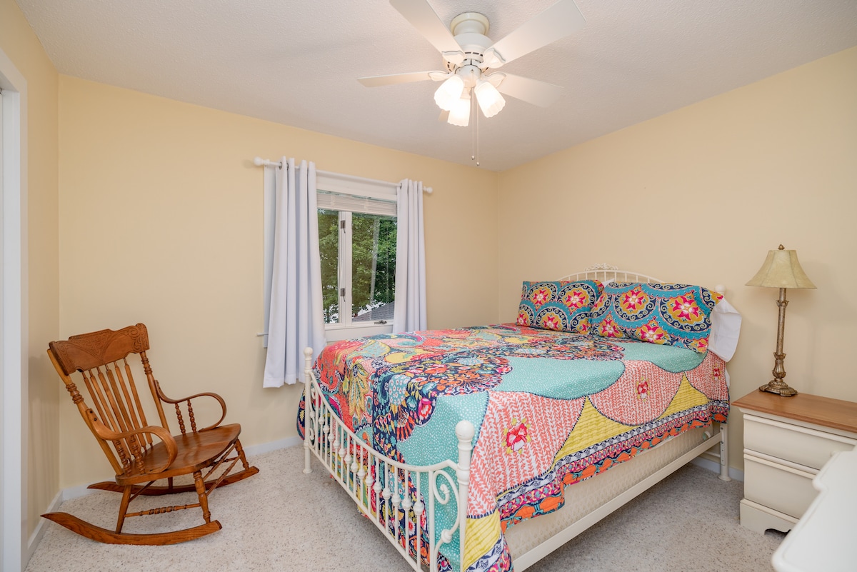 Queen bed, dresser, closet, ceiling fan.  Great room!