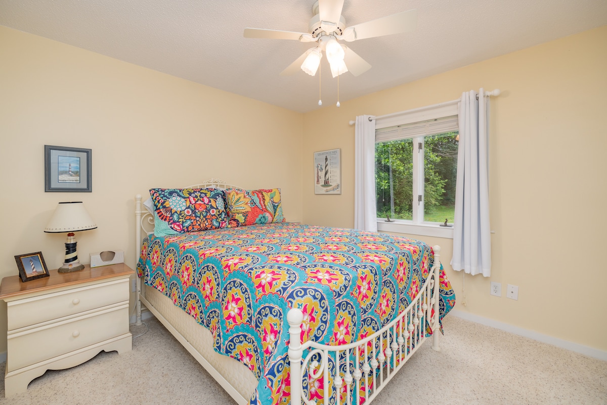 Queen size bed,  Large Dresser is not there for more space. small dresser, ceiling fan and closet.